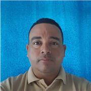 Profesor de matematicas y ciencia sociales dicta clases a niños de todas las edades entre los grados 1° y 5°